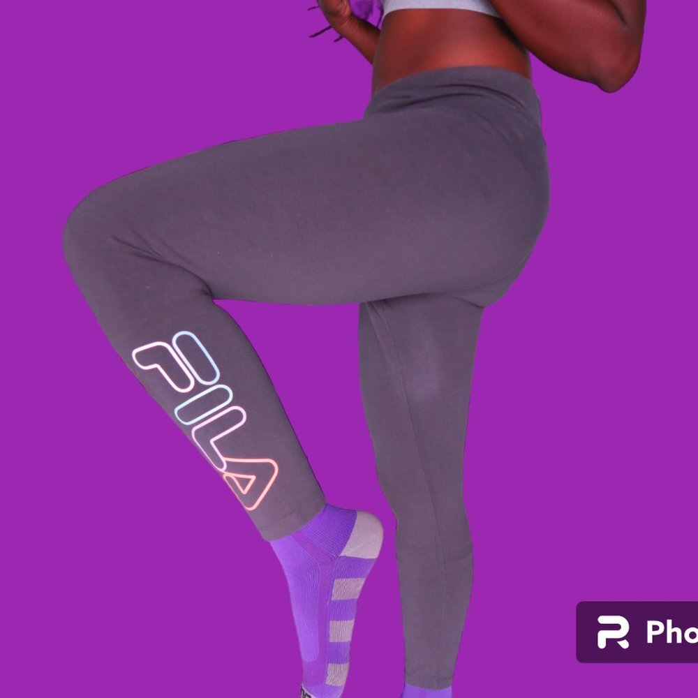 Fila outline "fila" on left leg leggings pants stretch stretchy in gray size XL.